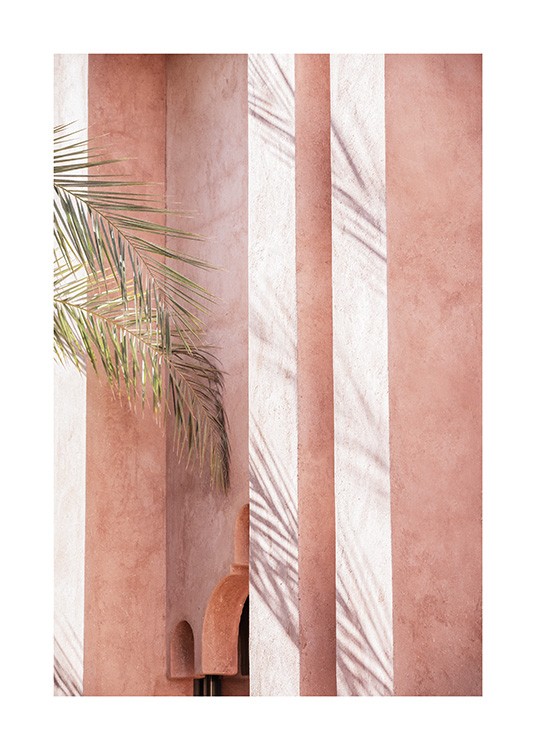  - Fotografie von Palmblättern vor einem rosa Gebäude