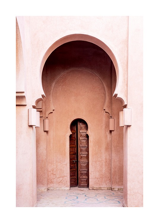  - Fotografie eines rosa Gebäudes mit geschwungenen Bögen und einer schmalen, braunen Tür in der Mitte