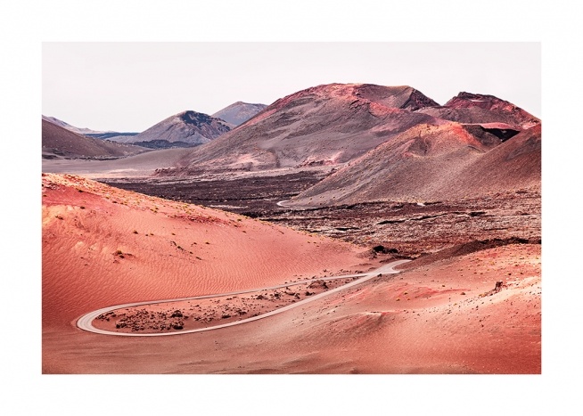  – Fotografie, die roten Sand in einer Vulkanlandschaft zeigt, im Hintergrund Berge
