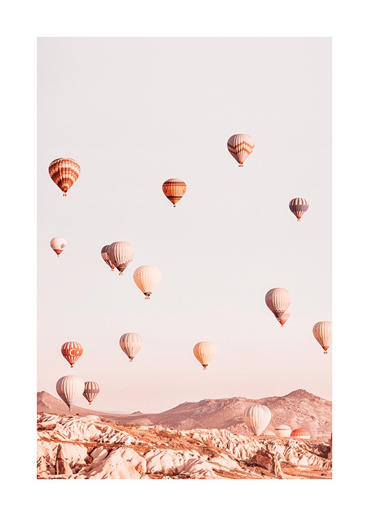  – Fotografie von Heißluftballons, die über Bergen schweben