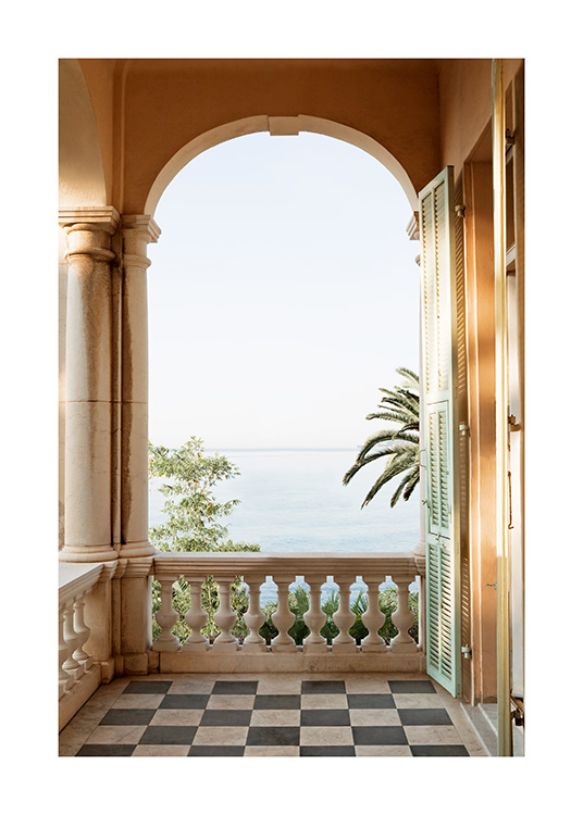  – Fotografie von einem Bogen auf einem Balkon mit Palmen und Meer im Hintergrund