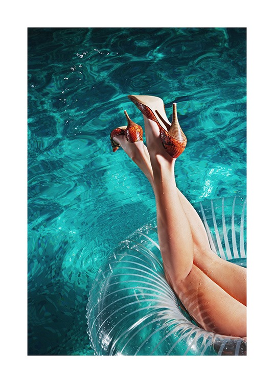  – Fotografie, die ein Beinpaar und High Heels in einem Schwimmring im Pool zeigt