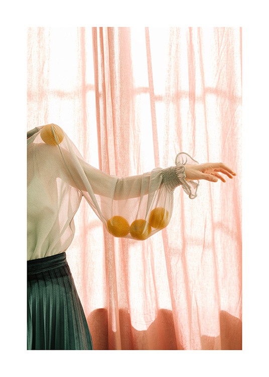  – Fotografie einer Frau mit Zitronen im Ärmel einer durchsichtigen Bluse