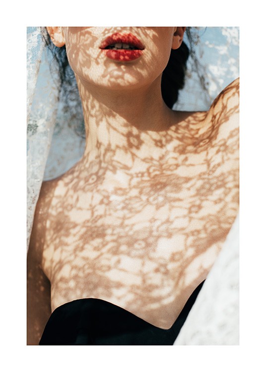  – Fotografie einer Frau mit dem Schatten von zarter Spitze auf Brust und Gesicht