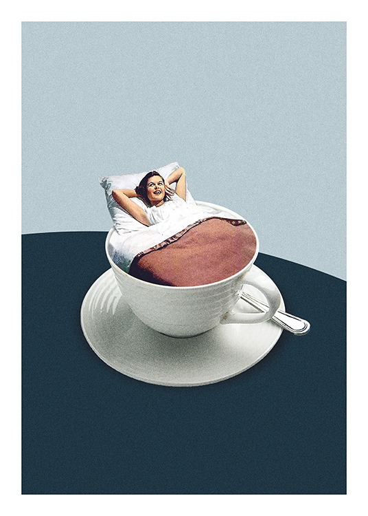  – Fotografie einer Frau in einer Kaffeetasse, die unter einer Bettdecke liegt