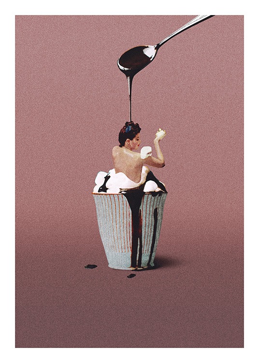  – Fotografie einer Frau die in einer Tasse mit Schokoladensauce und Schlagsahne badet