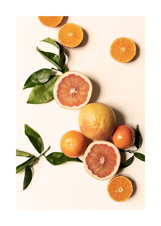  – Fotografie von Clementinen, Orangen und grünen Blättern, verstreut auf hellgelbem Hintergrund