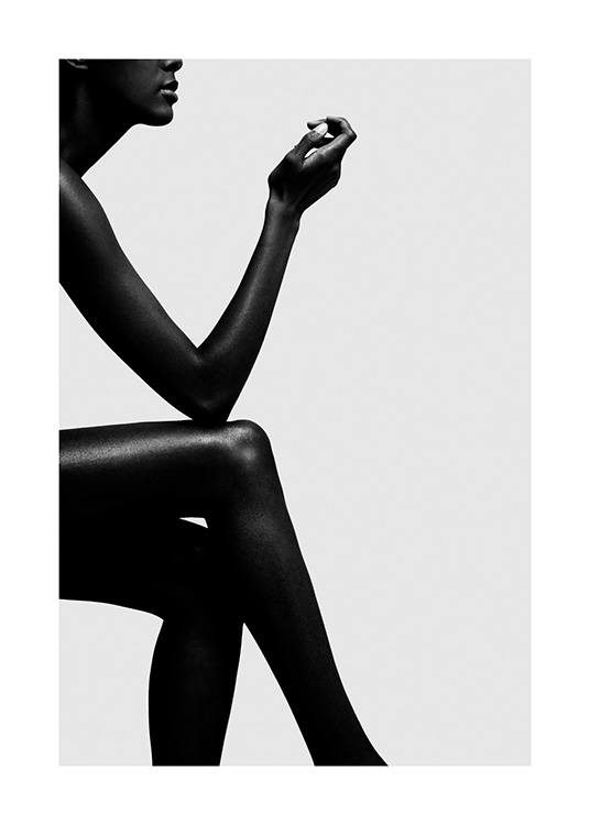  – Schwarz-Weiß-Fotografie einer sitzenden Frau mit auf dem Knie abgestütztem Ellbogen
