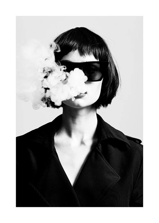  – Schwarz-Weiß-Fotografie einer Frau mit Jacke und Sonnenbrille, der Rauch aus dem Mund tritt