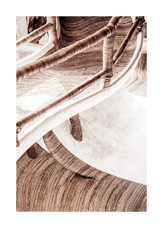  – Fotografie einer flachen Treppe in einem Baumhaus aus organischen Materialien