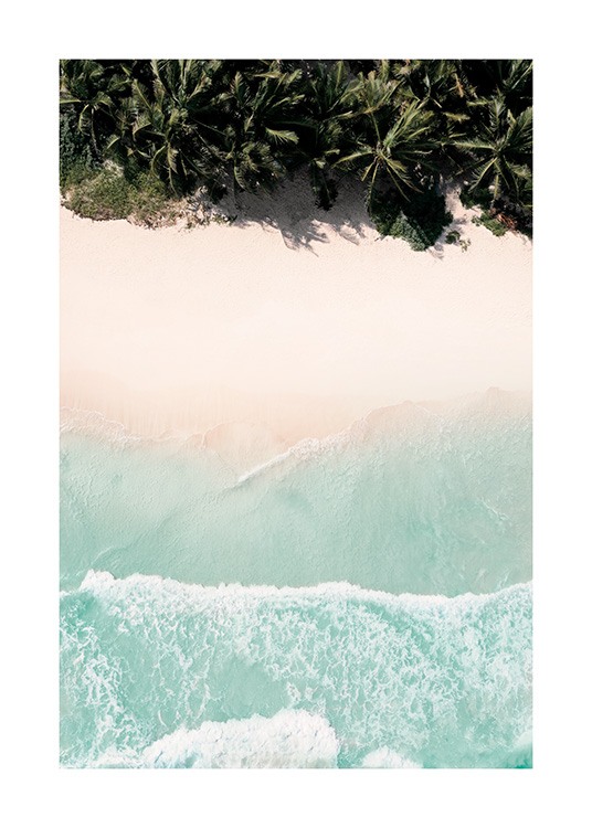  – Fotografie eines Strandes mit rosa Sand, blauem Wasser und Palmen