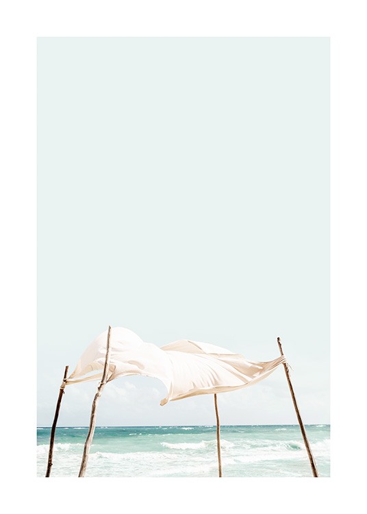  – Fotografie, die das Meer hinter einem weißen, im Wind flatternden Stoff zeigt