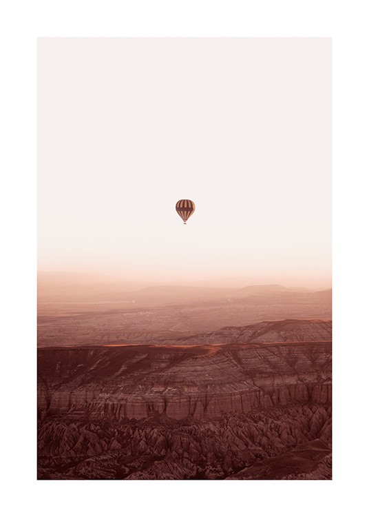  – Fotografie einer Berglandschaft mit einem darüber schwebenden Heißluftballon
