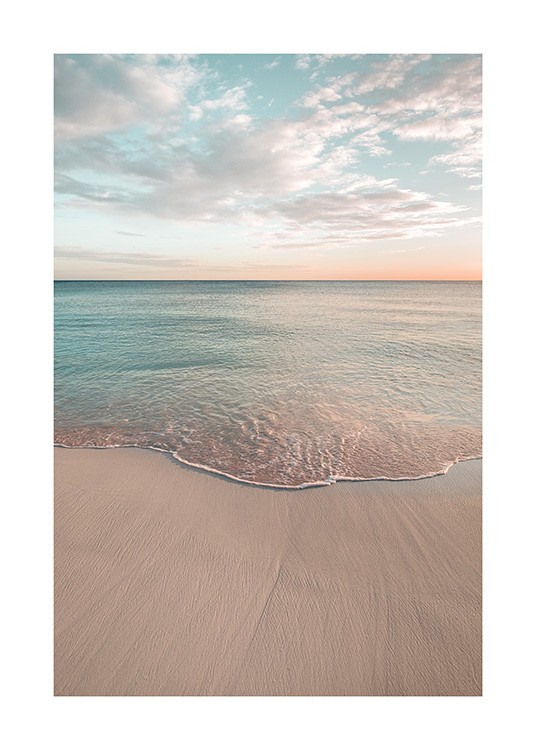  – Fotografie, die ein stilles Meer und einen Strand zeigt, im Hintergrund ein blauer Himmel mit Wolken