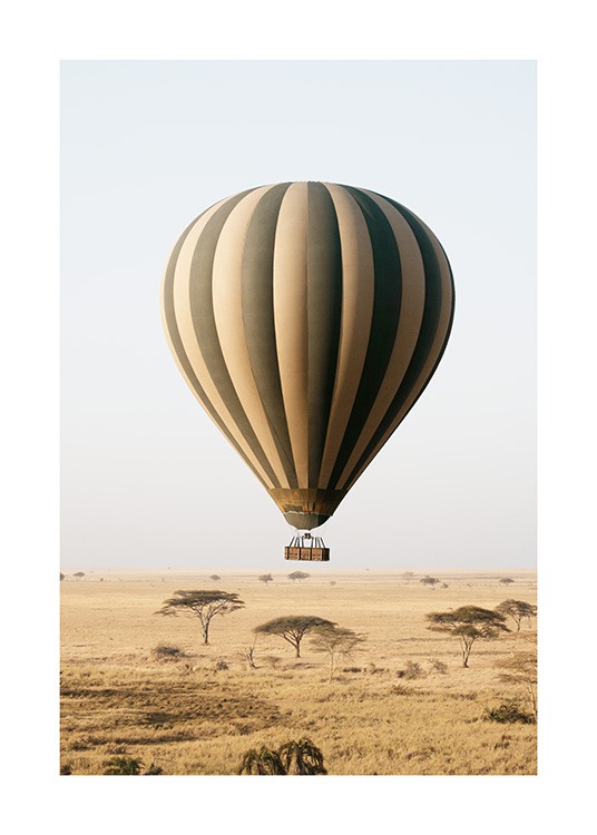  – Fotografie eines gestreiften Heißluftballons über einer Savanne