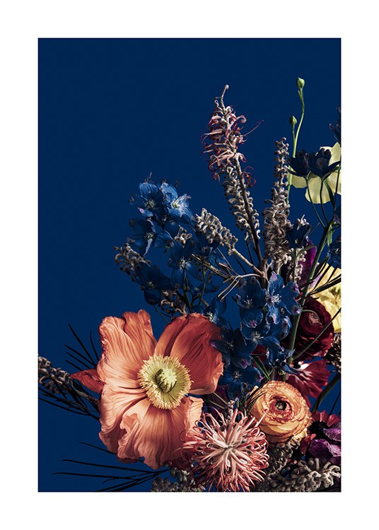  – Fotografie von roten und blauen Blumen in einem bunten Blumenstrauß vor dunkelblauem Hintergrund