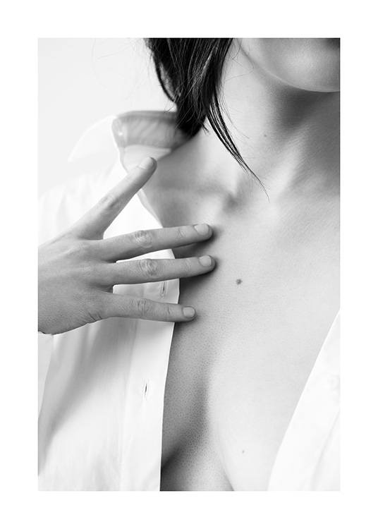  – Schwarz-weiß-Fotografie einer Frau, die ihre Brust mit ihren Fingerspitzen berührt