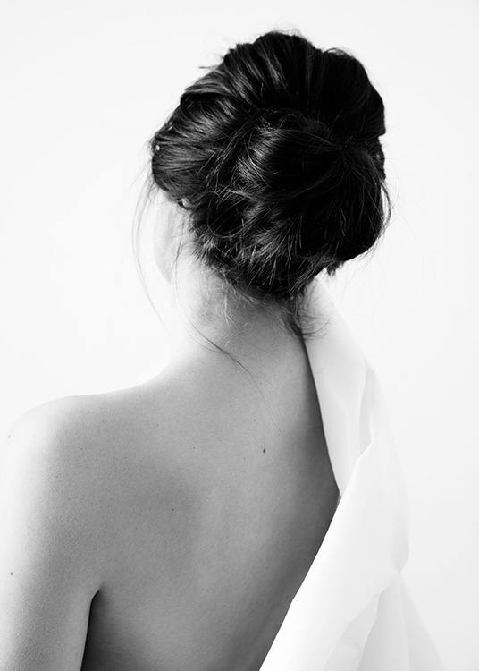 – Schwarz-weiß-Fotografie einer Frau von hinten, eine Schulter frei, die andere von einem Hemd bedeckt