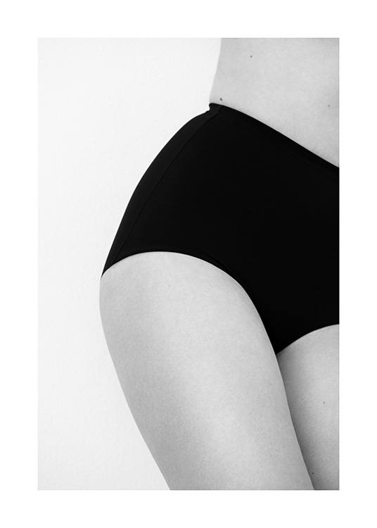  – Schwarz-weiß-Fotografie von der Hüfte einer Frau in einem Slip mit hoher Taille