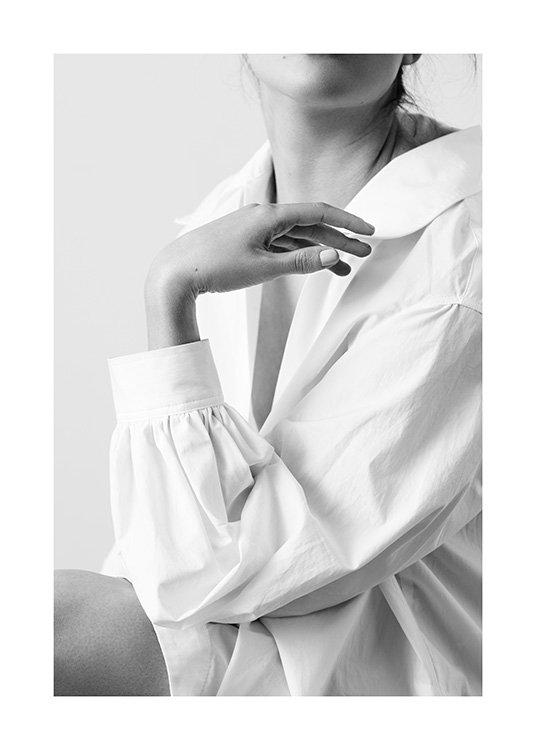  – Schwarz-weiß-Fotografie, die eine Frau mit elegant abgewinkelter Hand zeigt
