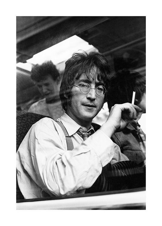  – Schwarz-weiß-Fotografie von John Lennon in einem Zug mit einer Zigarette in der Hand