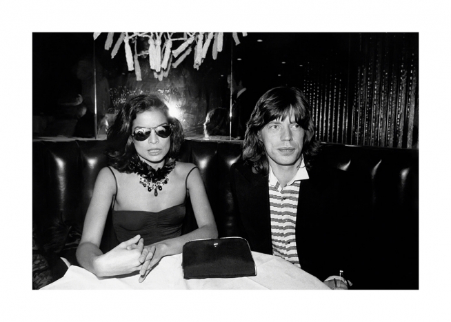  – Schwarz-Weiß-Fotografie von Mick und Bianca Jagger, die in einer Tischnische im Studio 54 sitzen