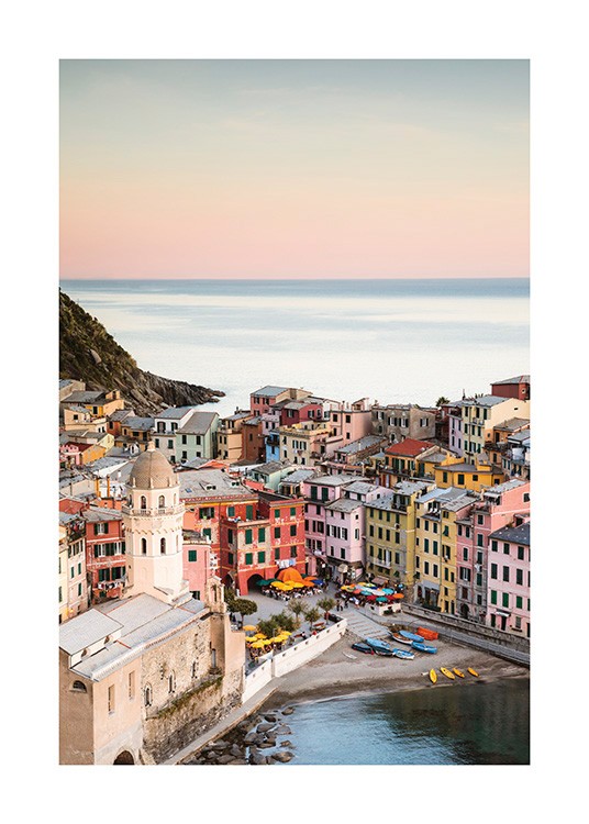  – Fotografie, die Vernazza zeigt, mit bunten Häusern am Meer