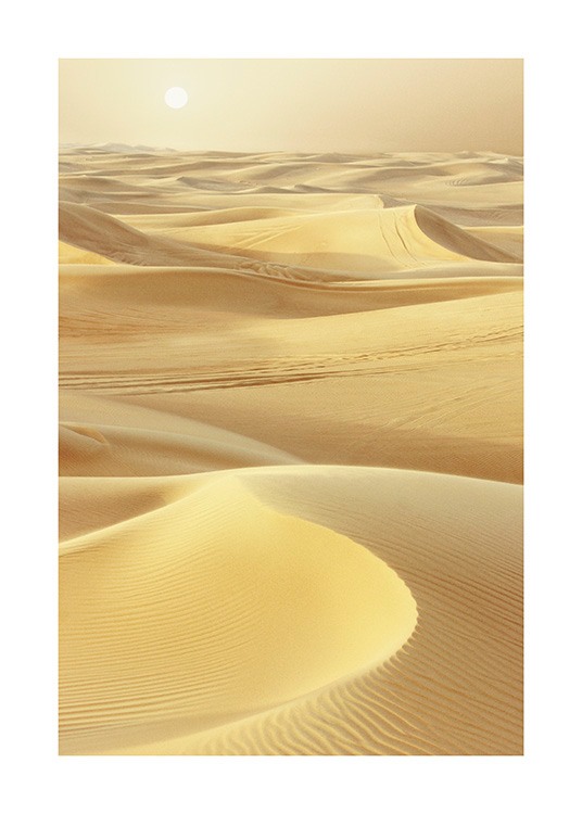  – Fotografie einer Wüste mit gelbem Sand, im Hintergrund Sonne