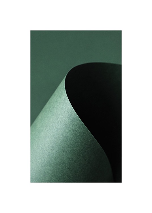  – Fotografie von gebogenem, dunkelgrünem Papier vor einem dunkelgrünen Hintergrund
