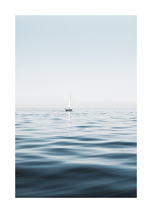  – Fotografie eines Segelbootes in einem klaren blauen Meer mit ruhigen Wellen