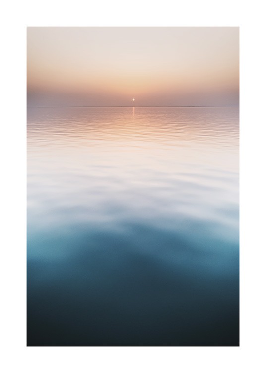  – Foto eines Sonnenuntergangs mit einem stillen Ozean im Vordergrund und einem pastellrosa Himmel