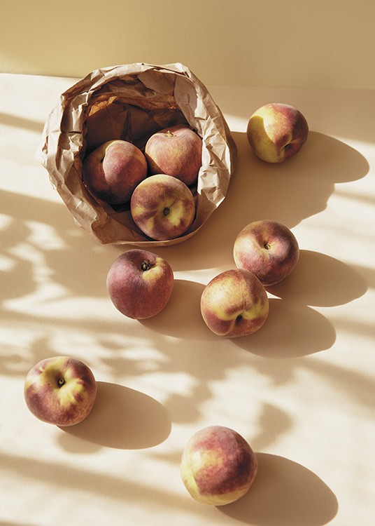  – Fotografie einer braunen Tüte mit Pfirsichen darin und von auf einem gelben Hintergrund verstreuten Pfirsichen