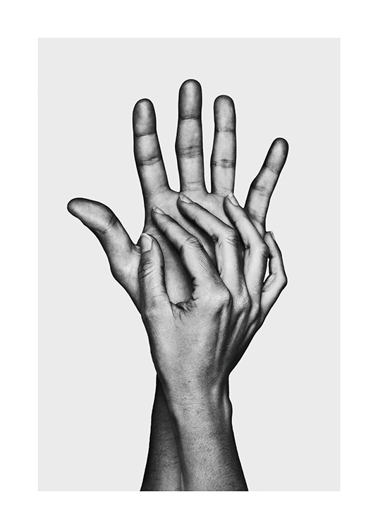  – Schwarz-weiß-Fotografie von zwei sich berührenden Händen auf einem hellgrauen Hintergrund