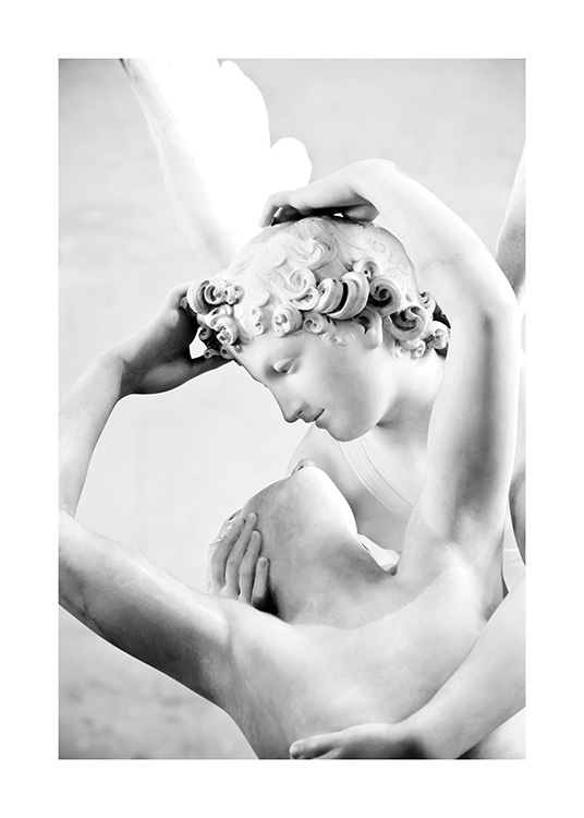  – Schwarz-weiß-Fotografie mit der Marmorstatue eines Paars, das sich in den Armen liegt