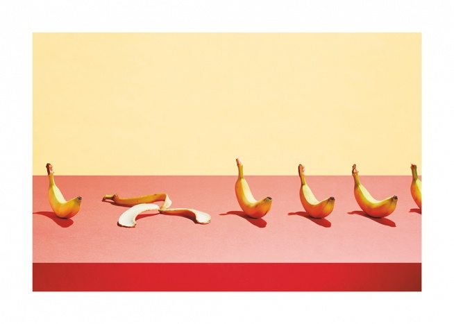  – Fotografie von Bananen, die in einer Reihe auf einem rosa Tisch vor einem gelben Hintergrund liegen
