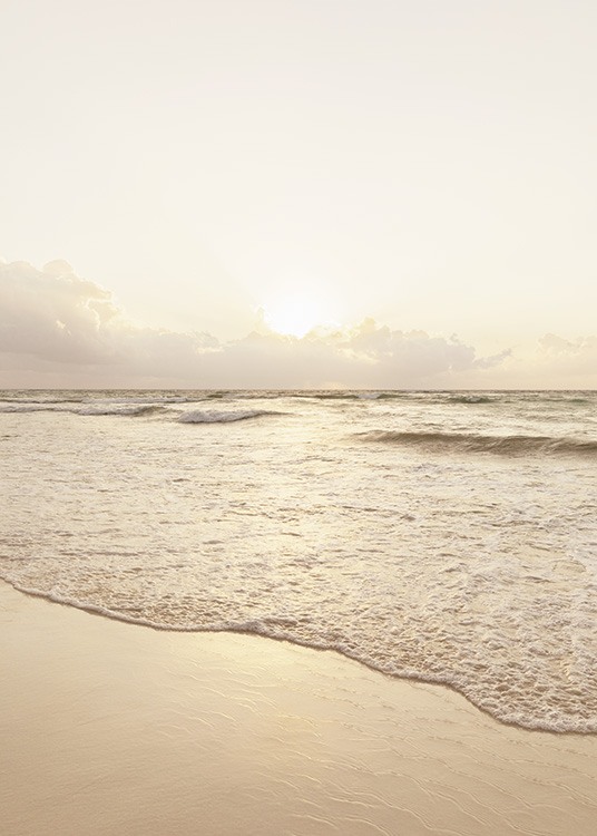  – Fotografie, die den Strand und das Meer während der goldenen Stunde zeigt