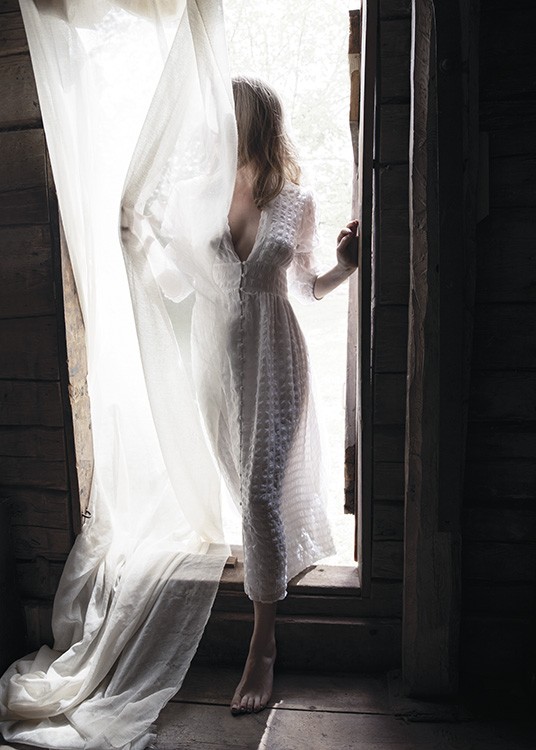  – Fotografie einer Frau, die in einem weißen Kleid und bedeckt von einem weißen Vorhang in einer Tür steht