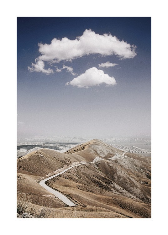  – Fotografie einer Bergkette, durch die eine Straße führt, mit Bergen und blauem Himmel im Hintergrund