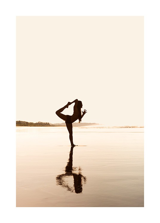  – Fotografie einer Frau an einem Strand in einer Yoga-Haltung mit Bäumen und einem hellbeigen Himmel im Hintergrund