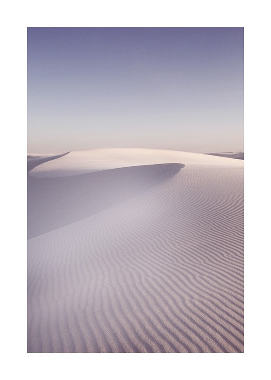  – Fotografie von Sanddünen in einer Wüste mit gerillter Oberfläche und blauem Himmel im Hintergrund