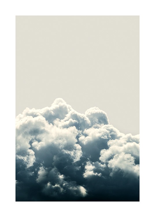  – Fotografie von stürmischen Wolken in Grau und Weiß mit einem hellbeigen Himmel im Hintergrund