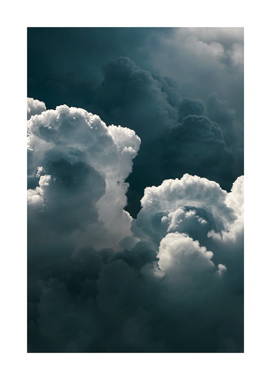  – Fotografie von Wolken an einem stürmischen, dunkelgrauen Himmel