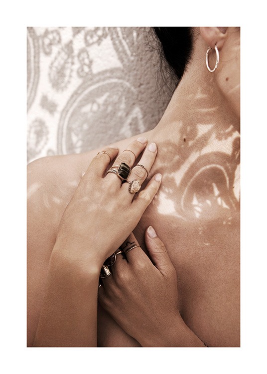  – Fotografie von Spitzenschatten auf dem Hals und den Händen einer Frau