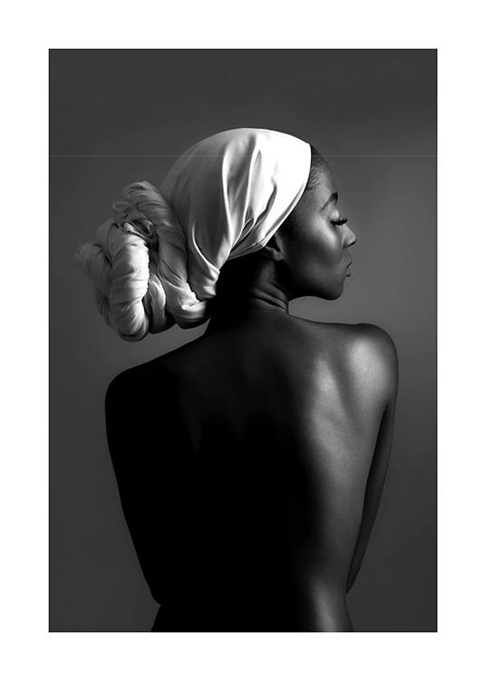  – Schwarz-weiß-Fotografie einer Frau von hinten, die Haare in einen Schal eingewickelt