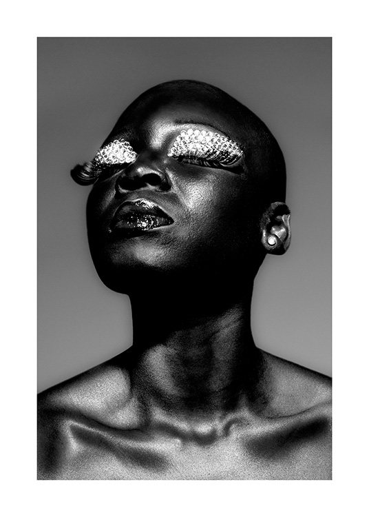  – Schwarz-weiß-Fotografie einer Frau mit langen, falschen Wimpern und Diamanten auf den Augenlidern
