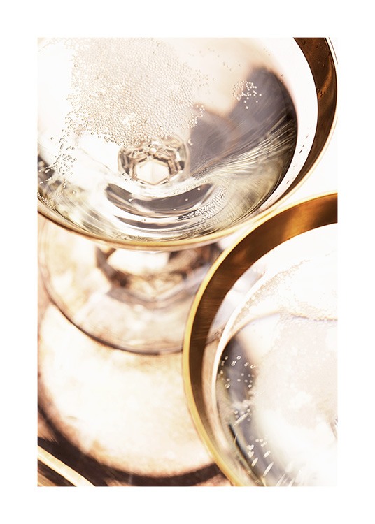  – Fotografie mit der Nahaufnahme von Champagnergläsern mit goldenem Rand, gefüllt mit sprudelndem Champagner
