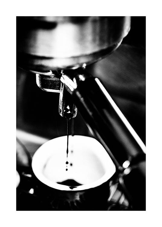  – Schwarz-weiß-Fotografie mit der Nahaufnahme einer Espressomaschine, die Kaffee zubereitet