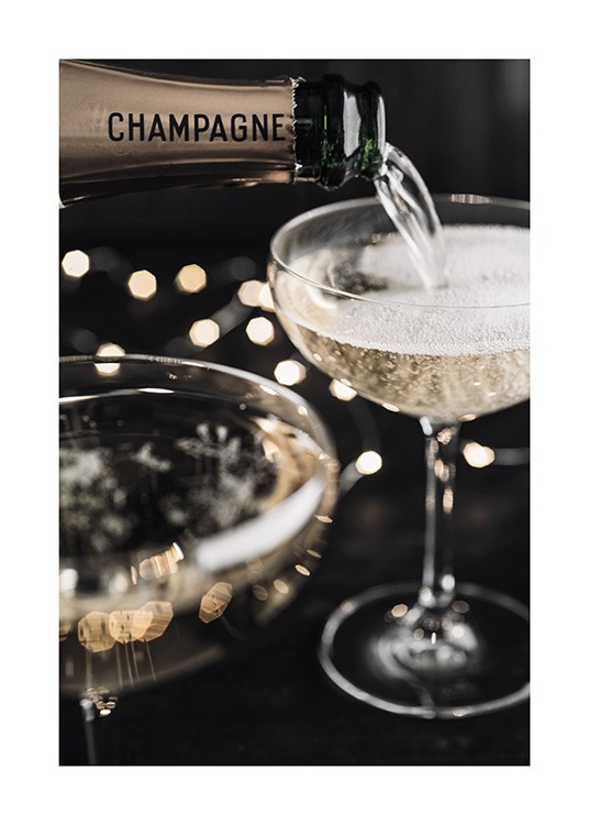  – Fotografie einer Flasche mit Champagner, der in ein Champagnerglas eingegossen wird