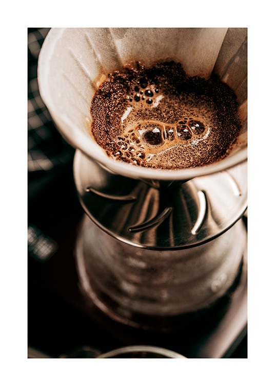  – Fotografie mit der Nahaufnahme eines Kaffeefilters gefüllt mit Kaffeesatz