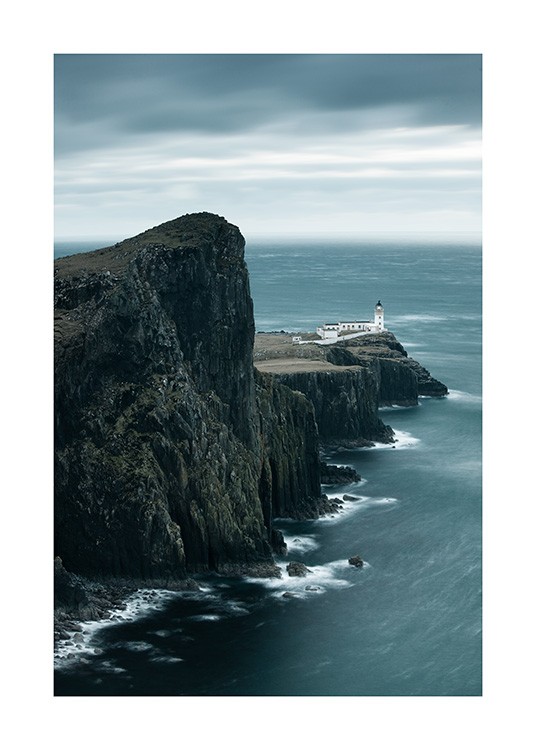  – Fotografie, die einen Leuchtturm und große Klippen an einem stürmischen Meer zeigt